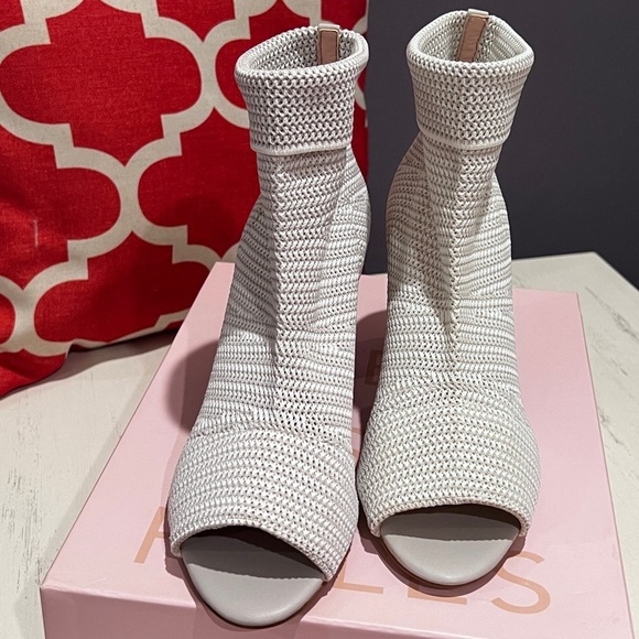 NWOT - Avec Les Filles White Heeled Peep Toe Boots - Picture 2 of 8